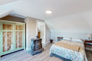 3 bedrooms, iron/ironing board, Internet, bed sheets