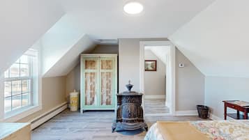 3 habitaciones, tabla de planchar con plancha, internet y ropa de cama