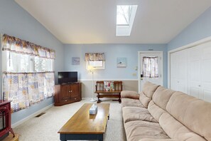 TV, fireplace, books - Charming Cottage with Ocean Views, Wifi, and Washer and Dryer (Bristol)