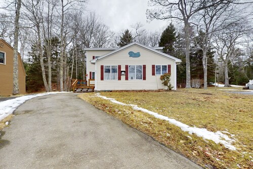 Charming Cottage with Ocean Views, Wifi, and Washer and Dryer