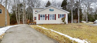 Charming Cottage with Ocean Views, Wifi, and Washer and Dryer
