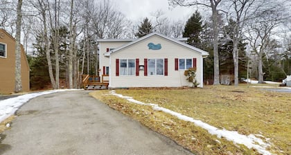 Charming Cottage with Ocean Views, Wifi, and Washer and Dryer
