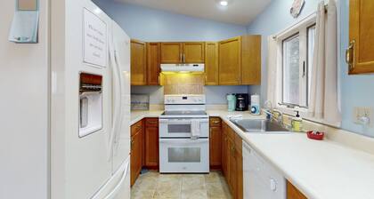 Charming Cottage with Ocean Views, Wifi, and Washer and Dryer