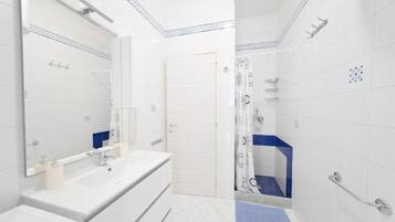 Superior Apartment | Bathroom | Free toiletries, hair dryer, towels, soap