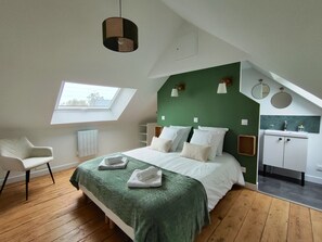 5 bedrooms, desk, iron/ironing board, travel crib