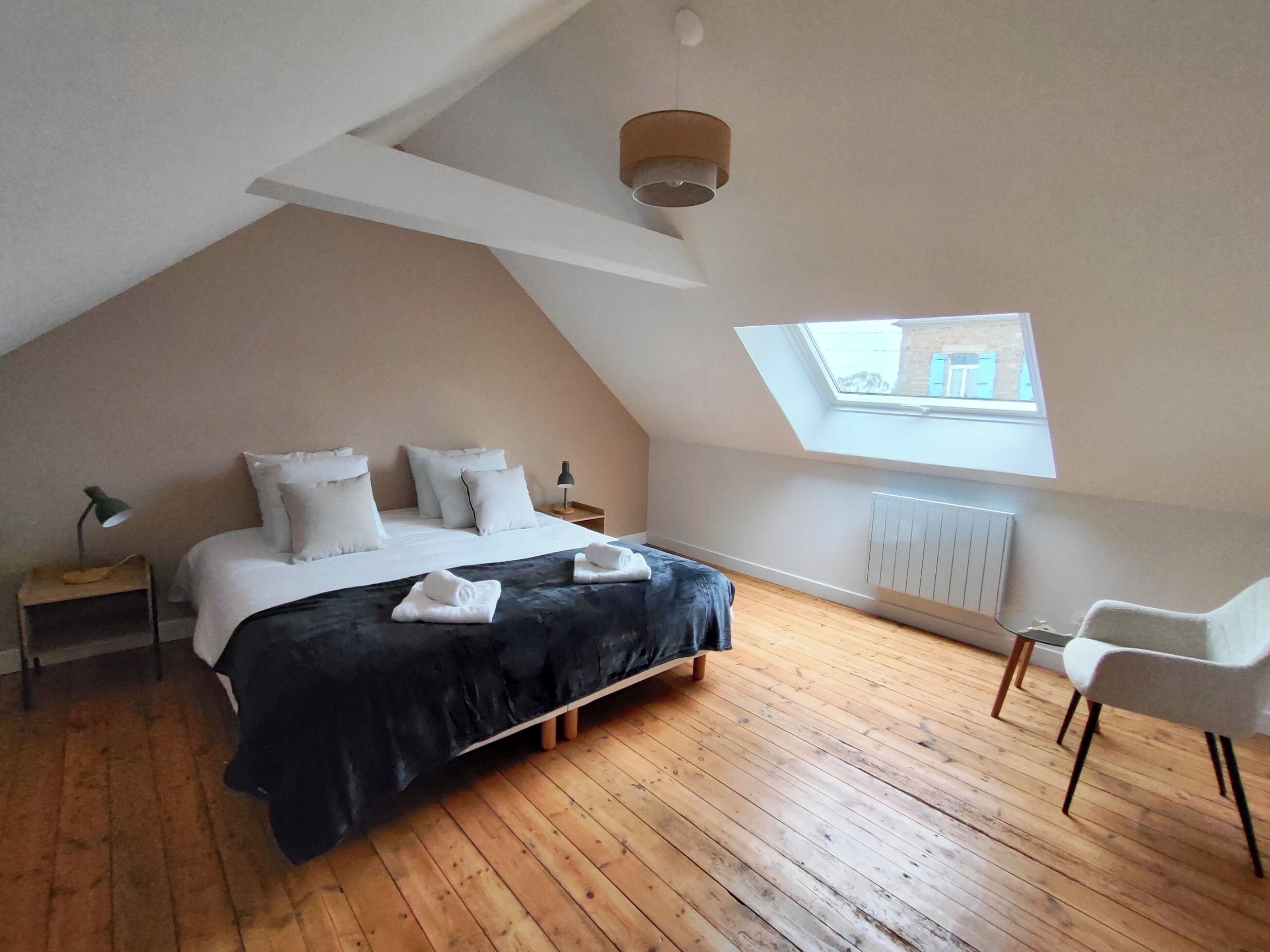 5 habitaciones, escritorio y tabla de planchar con plancha 