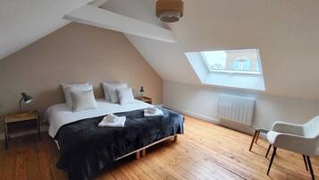 5 Schlafzimmer, Schreibtisch, Bügeleisen/Bügelbrett, Reisekinderbett