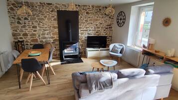 Smart-TV, Kamin, Tischfußball, Bücher