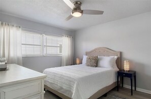 2 habitaciones, tabla de planchar con plancha y cuna de viaje 