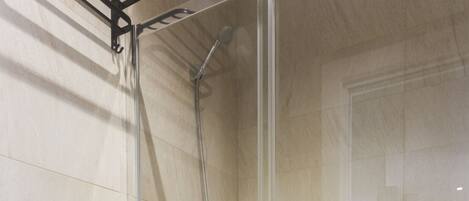 Een douche, een haardroger, handdoeken