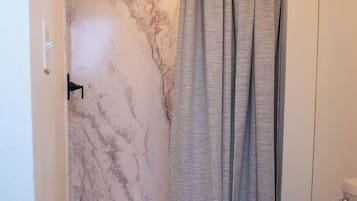 Douche, serviettes fournies, savon, shampooing