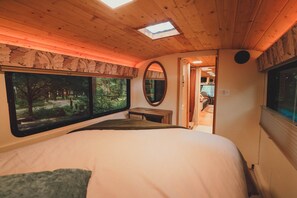 1 bedroom, WiFi, bed sheets - Madrone Hideout, Madrone Hideout Chariot (Douglas County)
