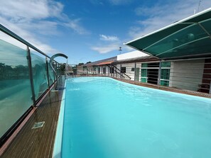 Una piscina al aire libre