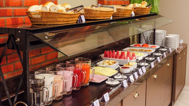A buffet with various food items and beverages. - Rede Andrade Rio Branco (Rio Branco)