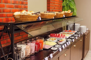 Café da manhã com buffet grátis todos os dias