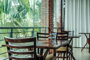 Café da manhã com buffet grátis todos os dias