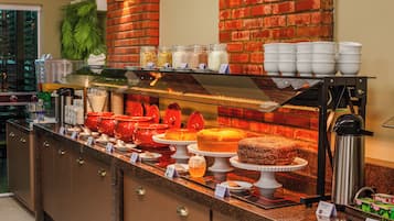 Café da manhã com buffet grátis todos os dias