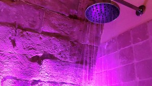 Un baño con ducha y bañera.