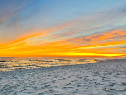 Sonny Daze~Private Heated Pool~Sleeps 12