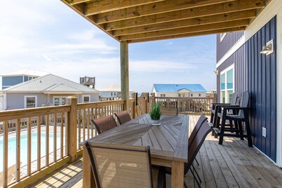 Sonny Daze~Private Heated Pool~Sleeps 12