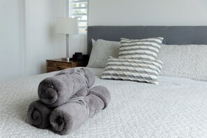 4 bedrooms, desk, travel cot, free WiFi