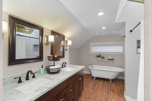 Family Triple Room, Non Smoking | Bathroom - Madrona Bliss A Modern Escape (Seattle)