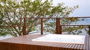 Villa | Outdoor spa tub