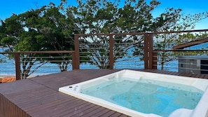 Villa | Outdoor spa tub