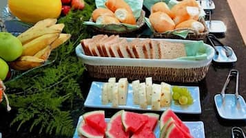 Free daily buffet breakfast