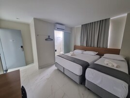 Habitación de hotel con dos camas, un baño y una puerta con el número 206.