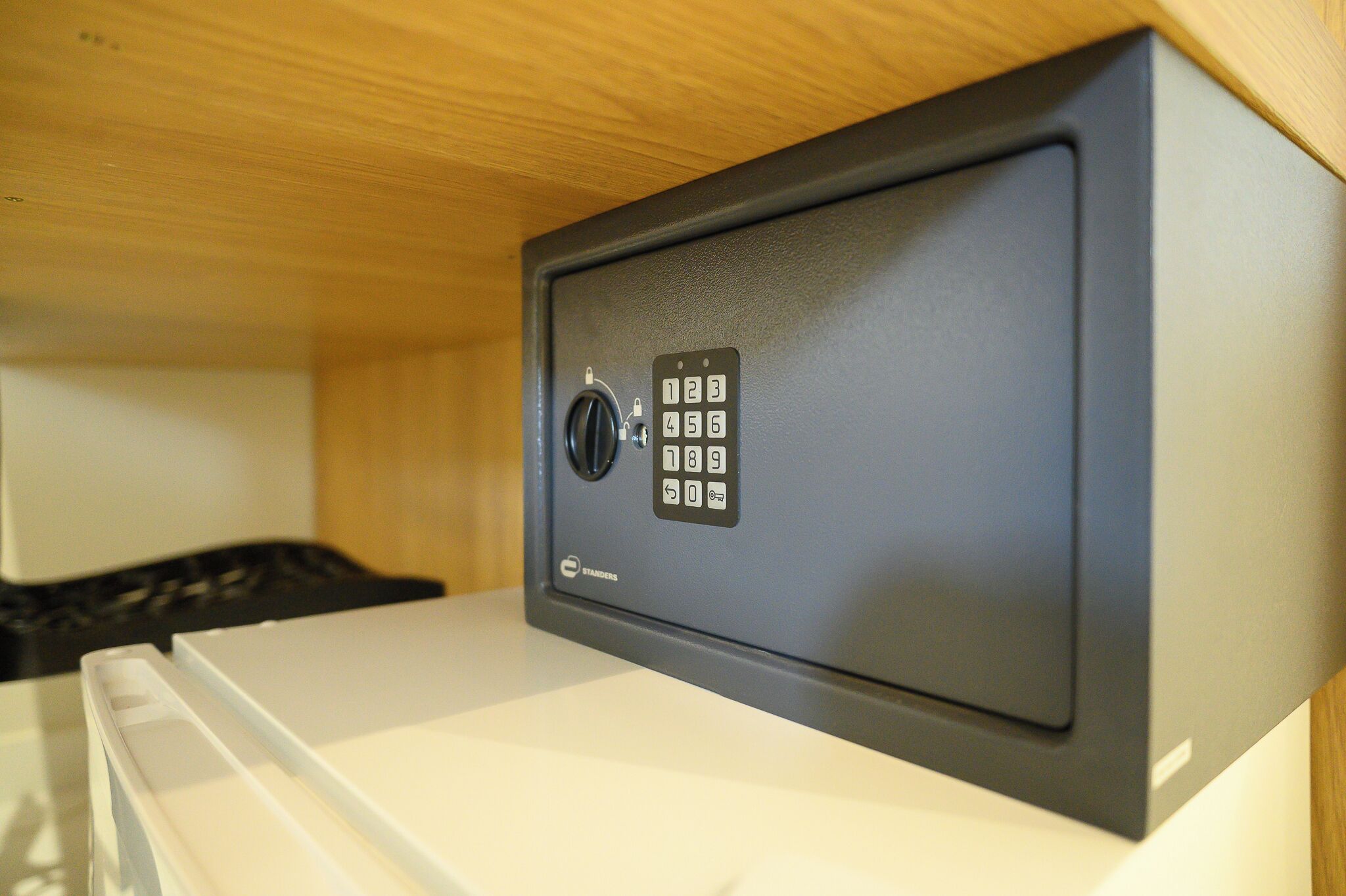 Un depósito seguro con cerradura de combinación y teclado numérico.