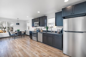 Kühlschrank, Mikrowelle, Ofen, Herdplatte