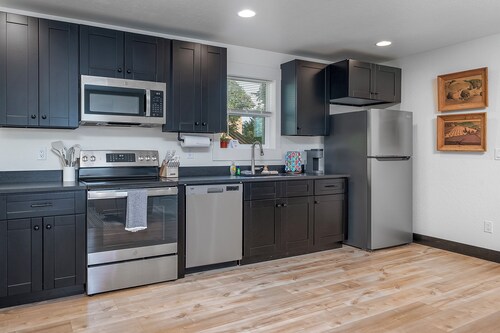 First Ave Haven, Hot Tub and E-Bike