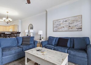 Condo, varias camas (Emerald Isle 1905) | Área de sala de estar