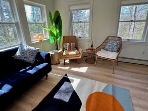 Una televisión, una mesa de tenis de mesa