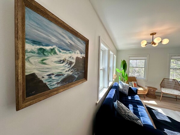 Una televisión, una mesa de tenis de mesa