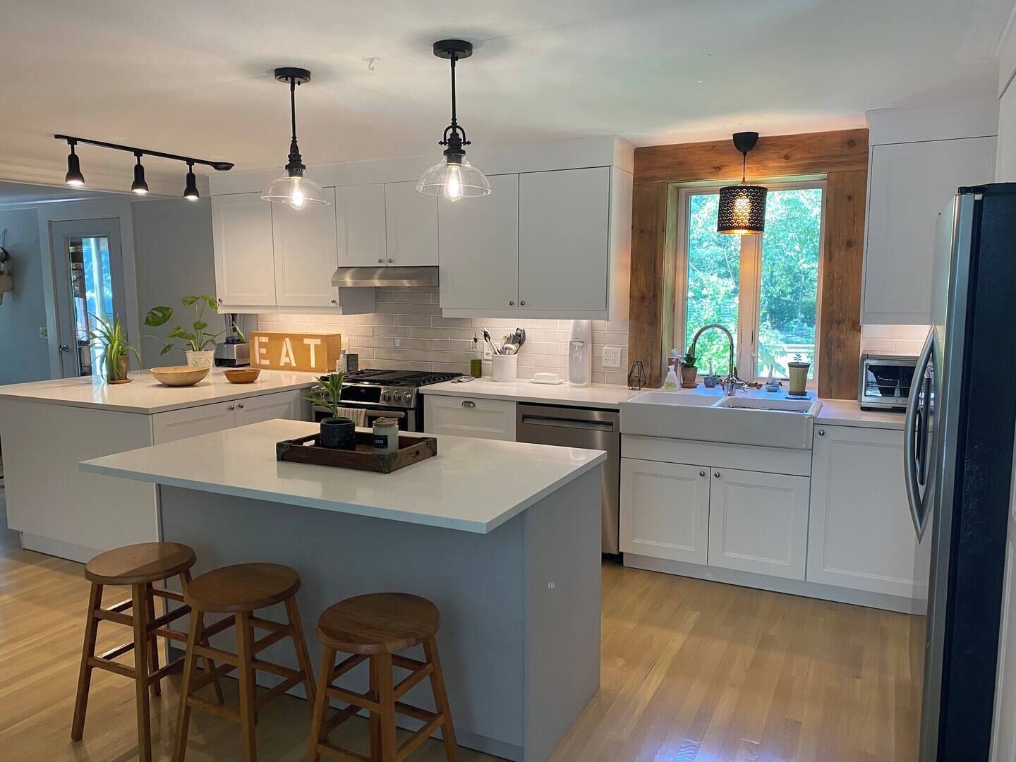 Microondas, lavavajillas, tetera eléctrica y utensilios de cocina 