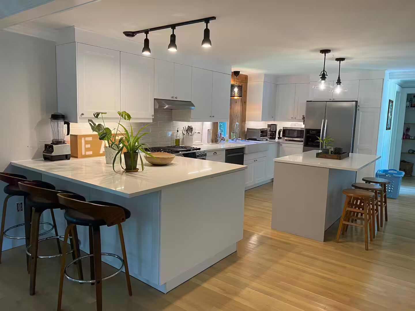 Microwave, dishwasher, electric kettle, cookware/dishes/utensils