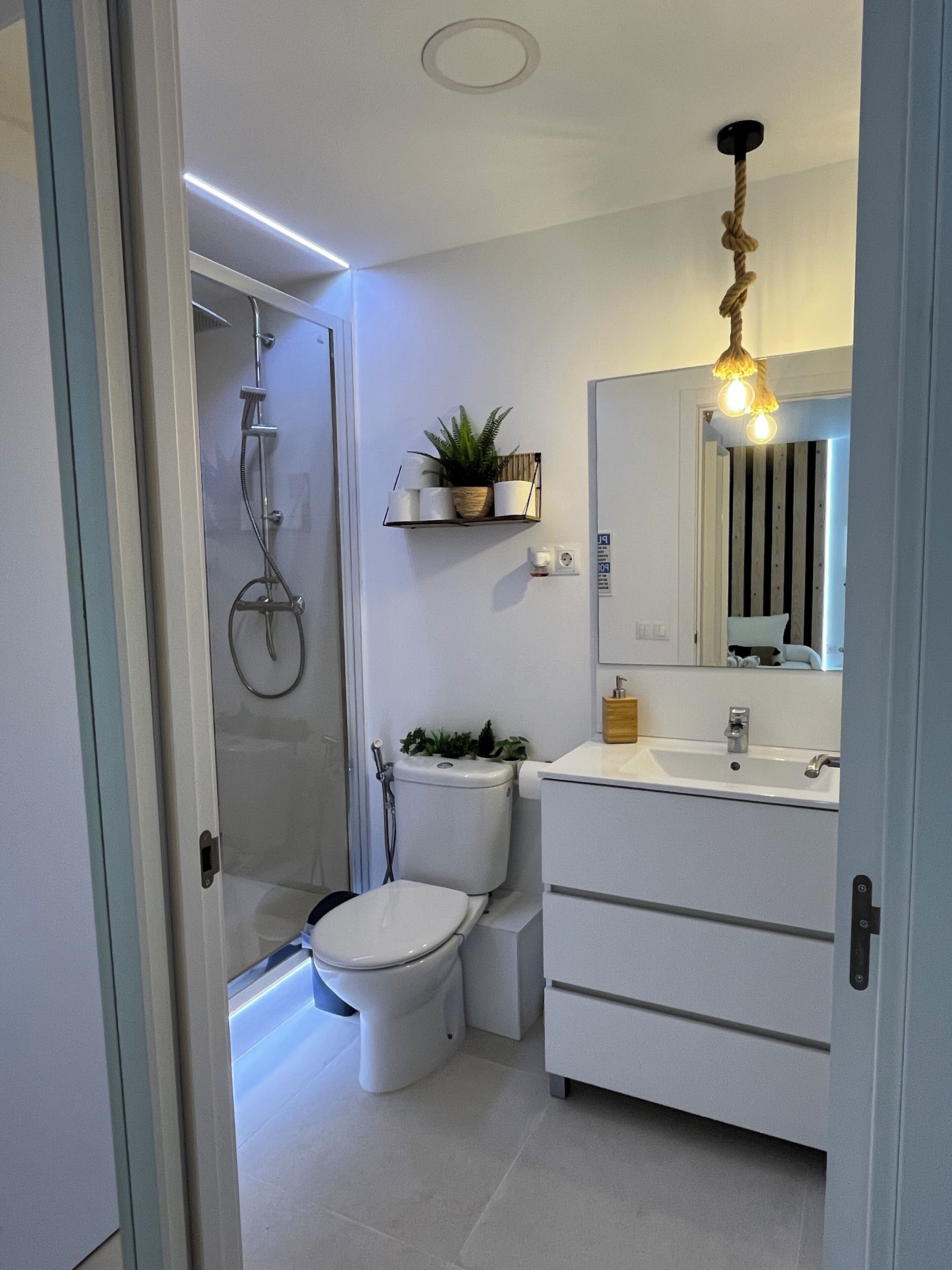 Een douche, handdoeken, toiletpapier
