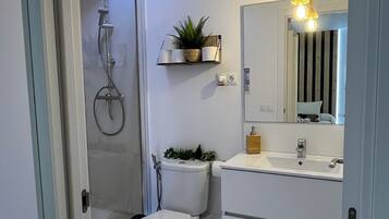 Een douche, handdoeken, toiletpapier
