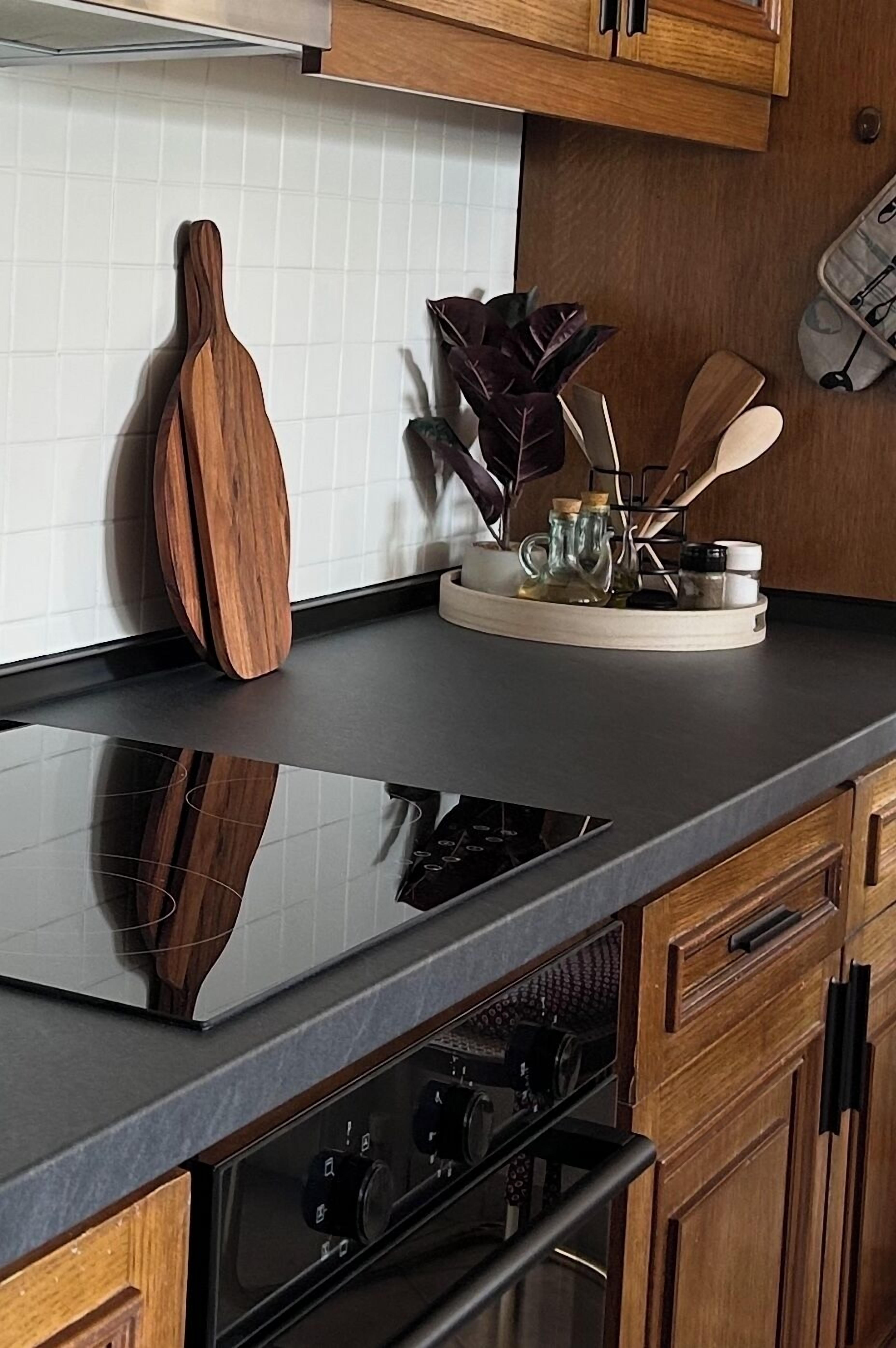 Kylskåp, mikrovågsugn, ugn och kaffe- och tebryggare