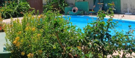Hồ bơi ngoài trời, mở cửa từ 9:00 đến 21:00, dù/ô trên bãi biển/hồ bơi