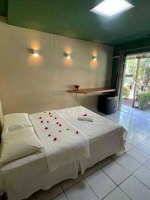 Chambre classique double, vue sur le jardin | Fer et planche Ă repasser