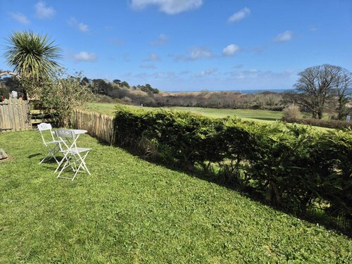 Ground floor apartment with sea views and walking distance to town and beach