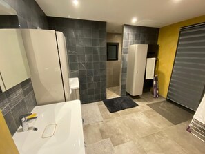 Dusche, Haartrockner, Seife, Toilettenpapier