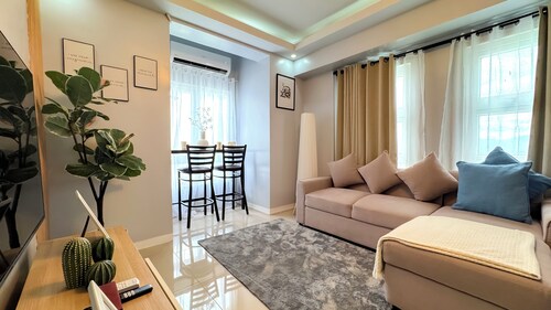Cozy 1-bedroom condo with Skyline View WiFi in nice Quezon City