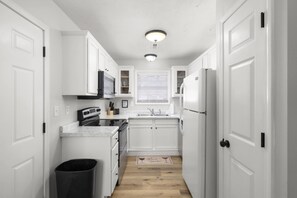 Frigorífico, microondas, horno y placa de cocina