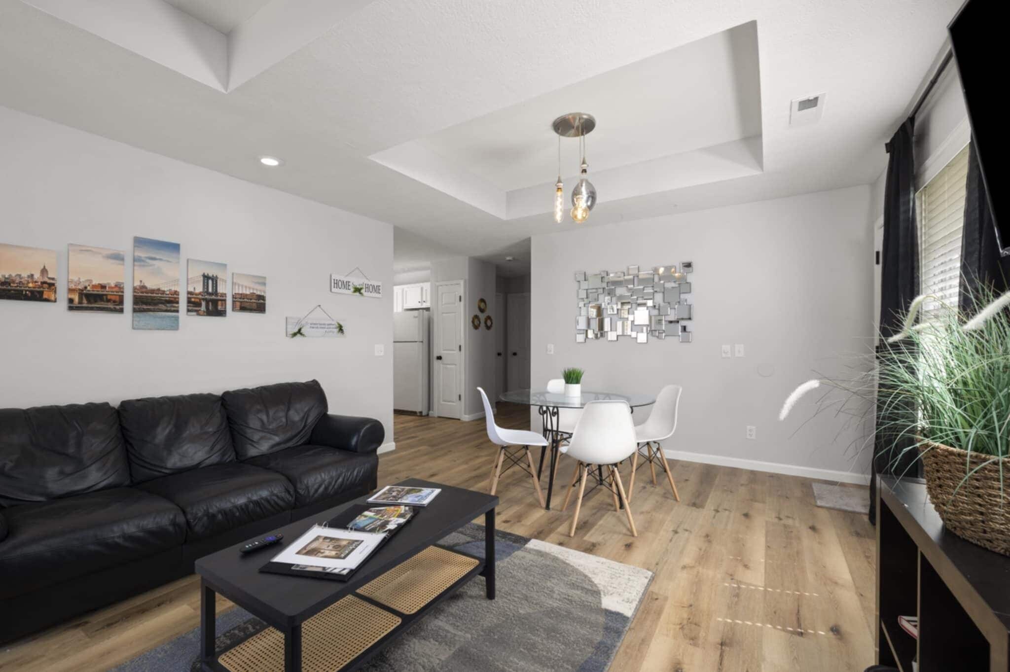 Televisor intel·ligent, llibres, biblioteca musical i estèreo 