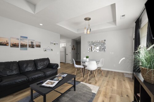 Sleek & Stylish Retreat! Bass Pro, MSU, Downtown!