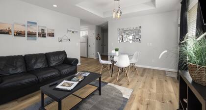 Sleek & Stylish Retreat! Bass Pro, MSU, Downtown!